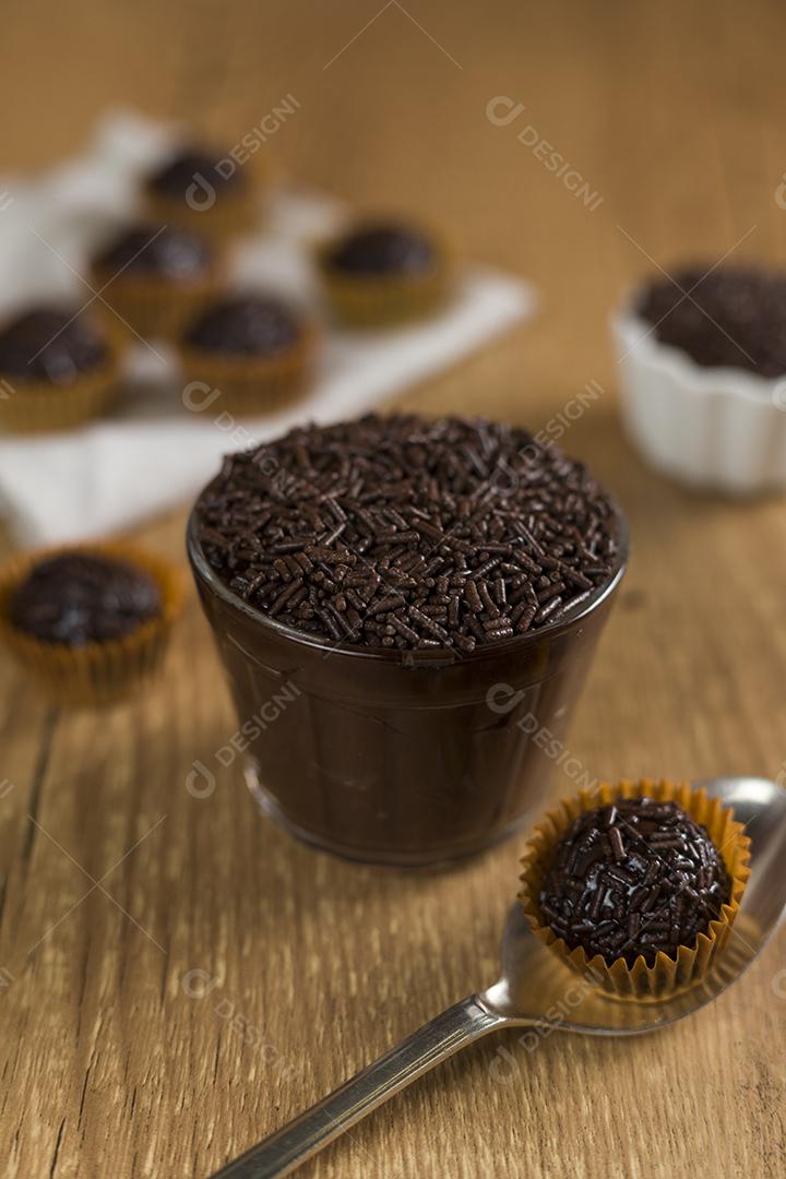 Doce de chocolate brasileiro chamado Brigadeiro em pote em madeira