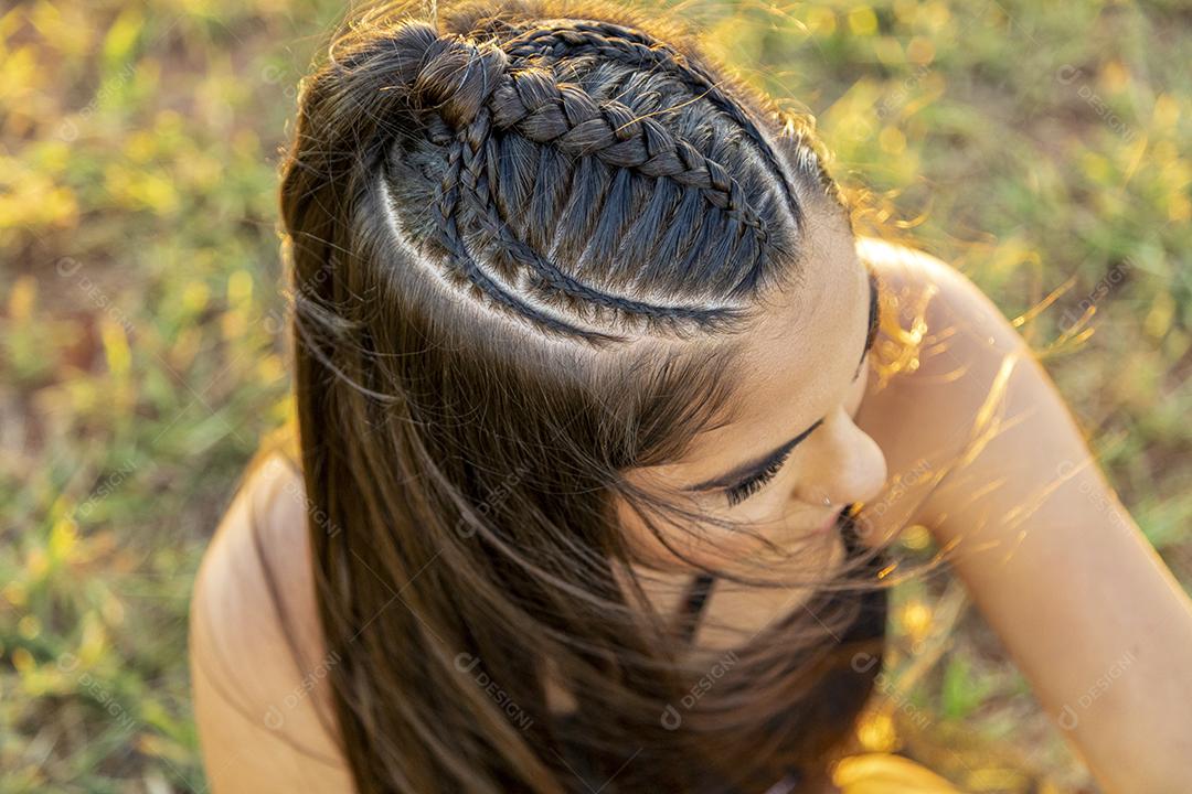 Linda menina morena posando em fotos na natureza por do sol