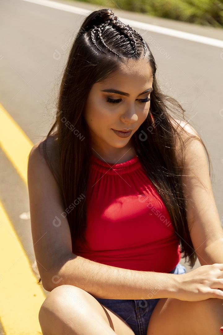 Linda menina morena posando em fotos na natureza por do sol