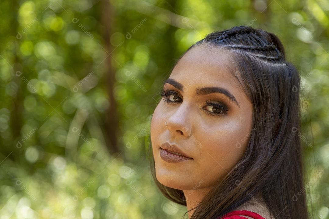 Linda menina morena posando em fotos na natureza