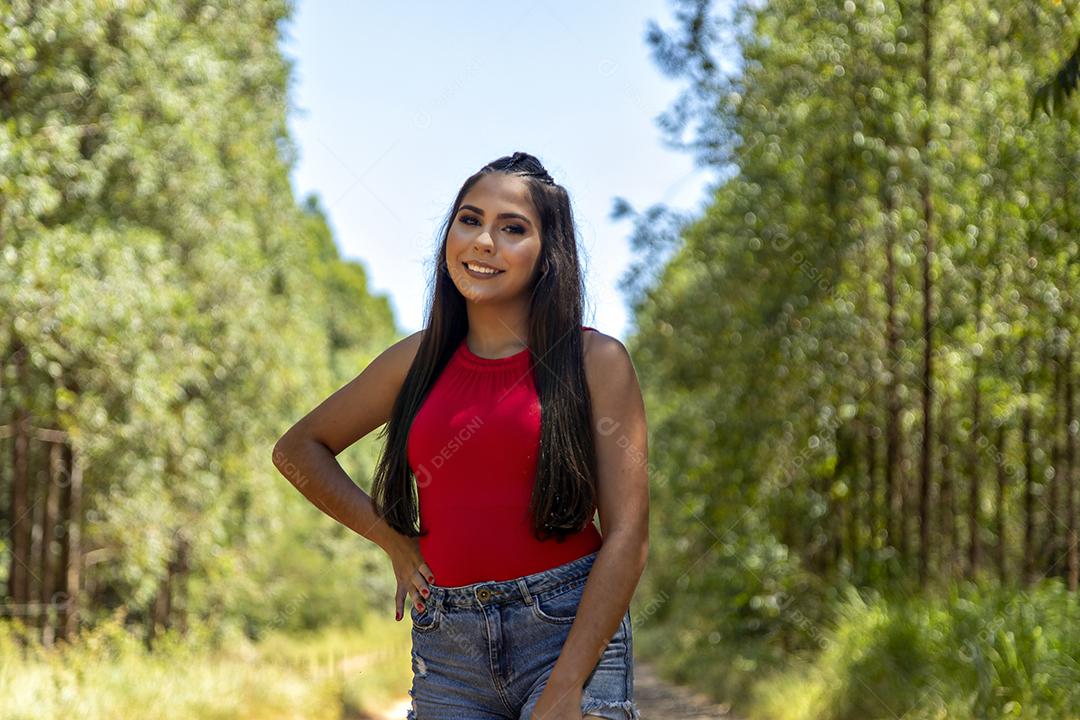 Linda menina morena posando em fotos na natureza