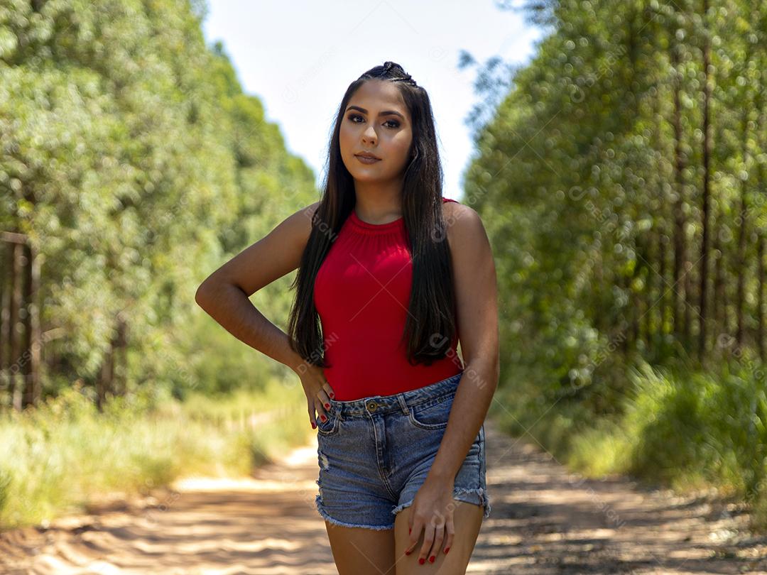 Linda menina morena posando em fotos na natureza