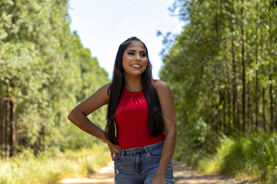 Linda menina morena posando em fotos na natureza