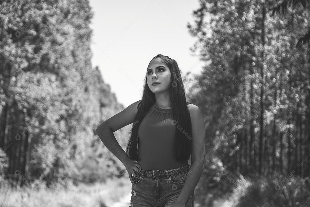 Linda menina morena posando em fotos na natureza