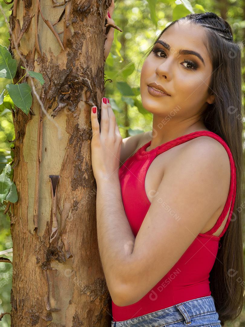 Linda menina morena posando em fotos na natureza