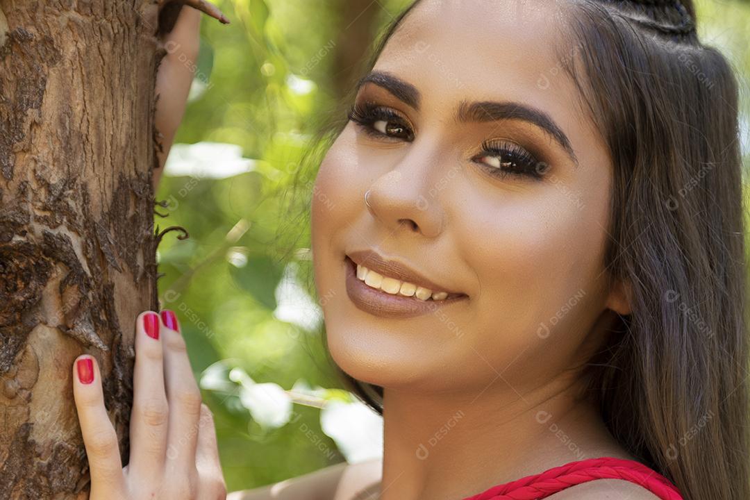 Linda menina morena posando em fotos na natureza