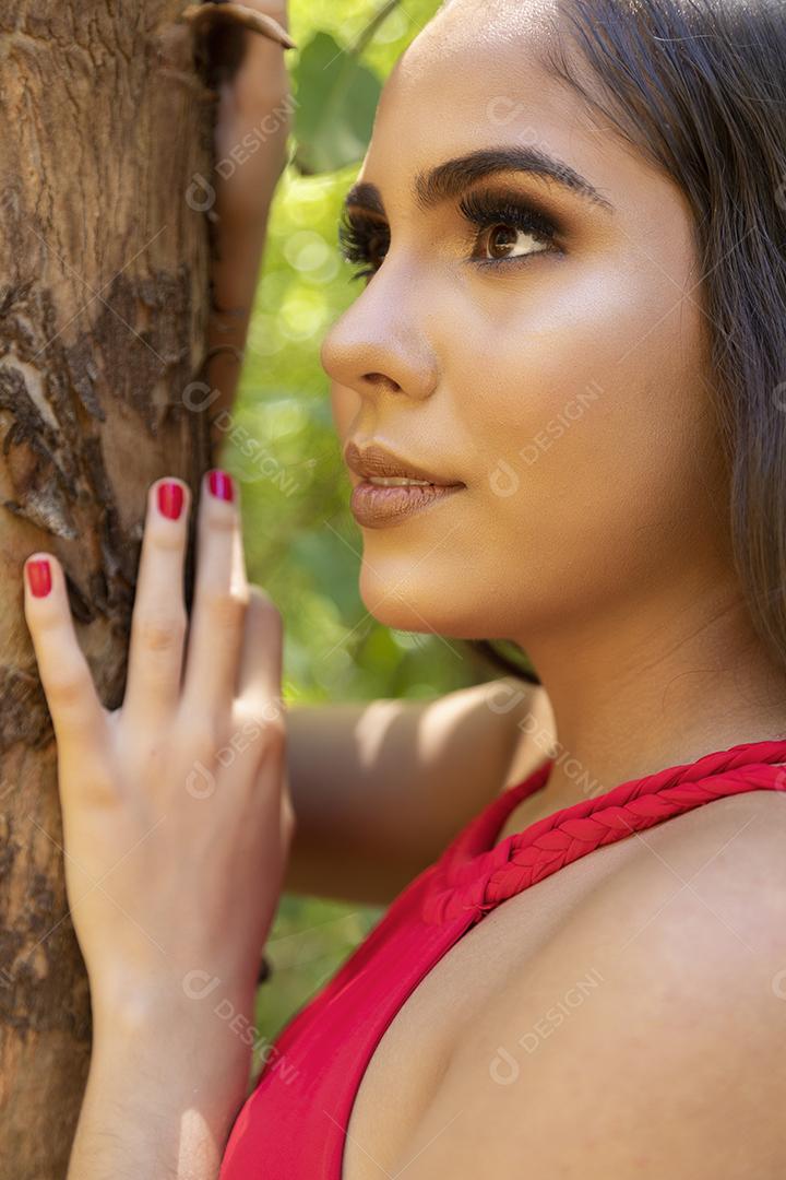 Linda menina morena posando em fotos na natureza