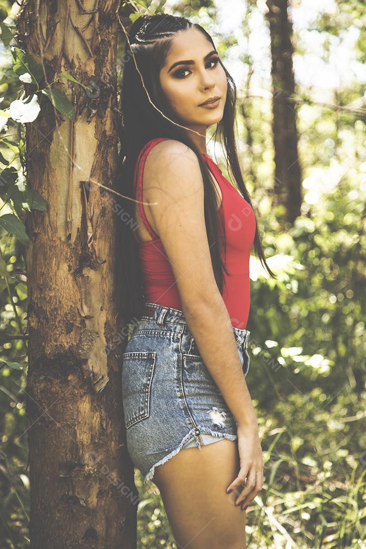 Linda menina morena posando em fotos na natureza