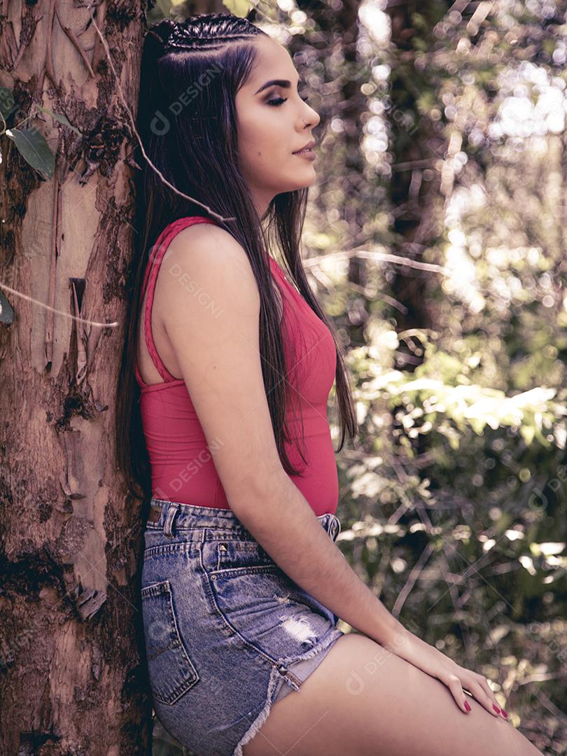 Linda menina morena posando em fotos na natureza