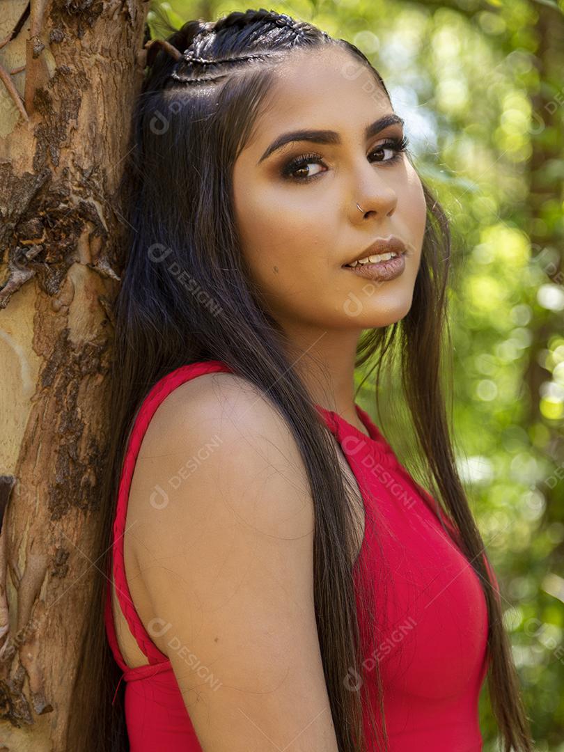 Linda menina morena posando em fotos na natureza