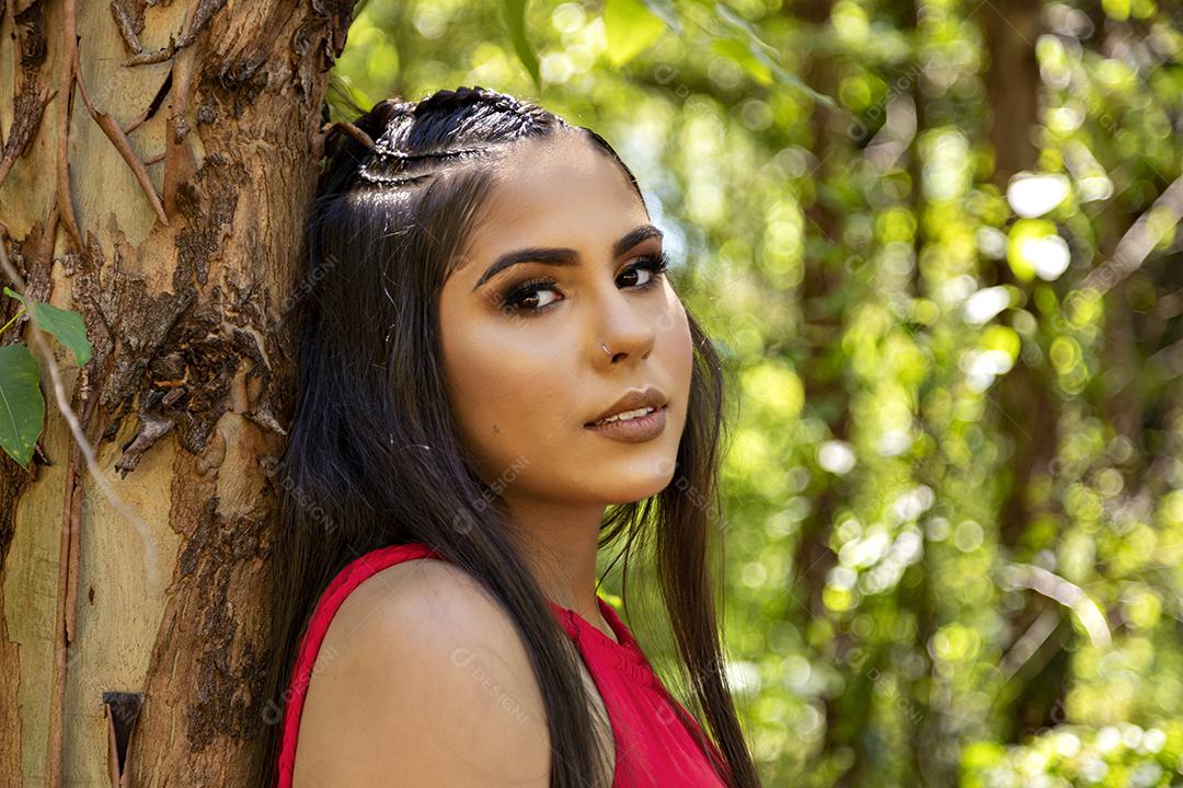 Linda menina morena posando em fotos na natureza