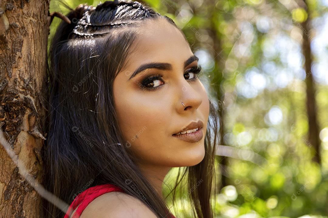 Linda menina morena posando em fotos na natureza