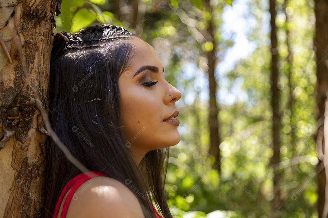 Linda menina morena posando em fotos na natureza