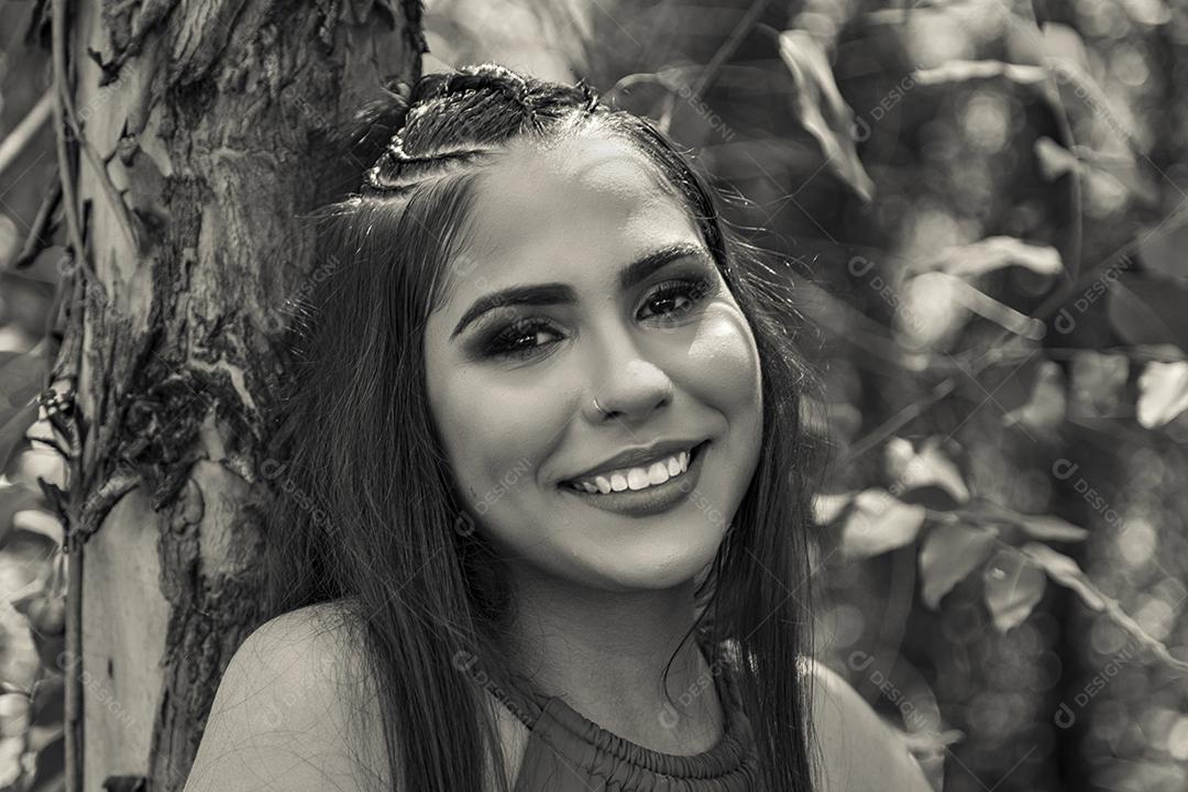 Linda menina morena posando em fotos na natureza