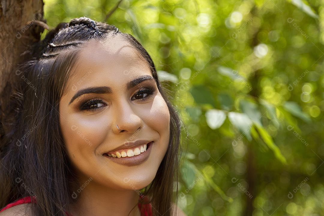 Linda menina morena posando em fotos na natureza