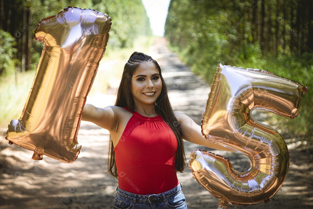 Linda menina morena comemorando 15 anos de vida