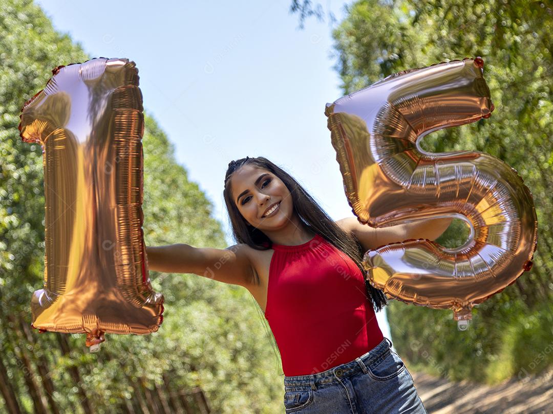 Linda menina morena comemorando 15 anos de vida