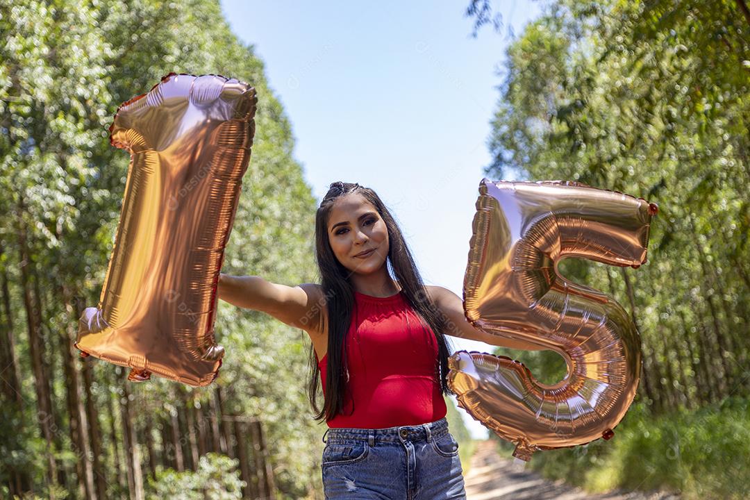 Linda menina morena comemorando 15 anos de vida