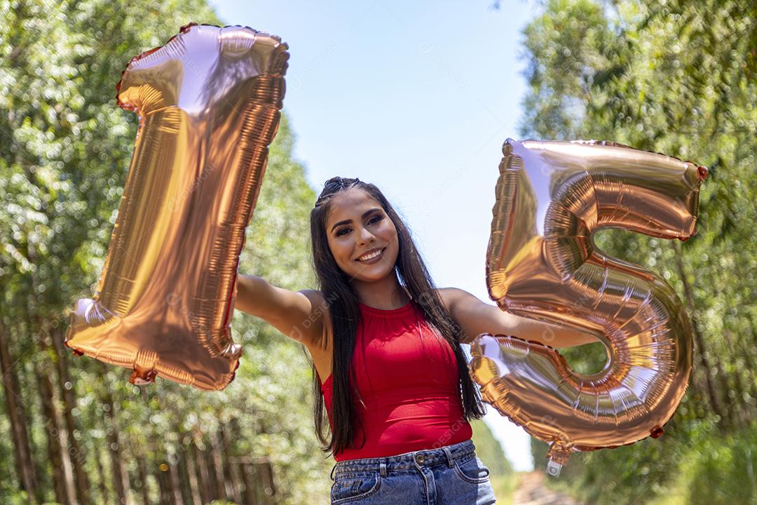 Linda menina morena comemorando 15 anos de vida