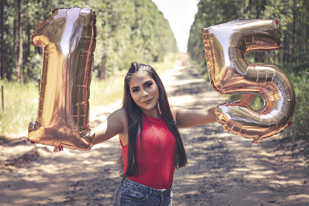 Linda menina morena comemorando 15 anos de vida