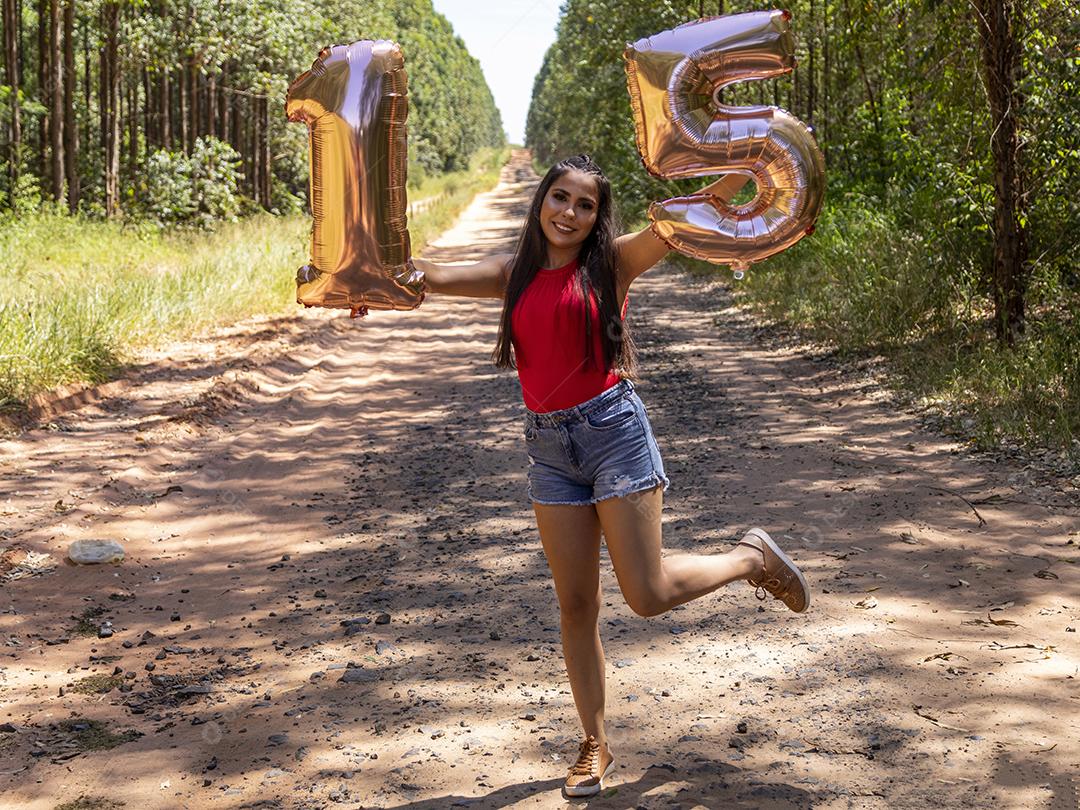 Linda menina morena comemorando 15 anos de vida