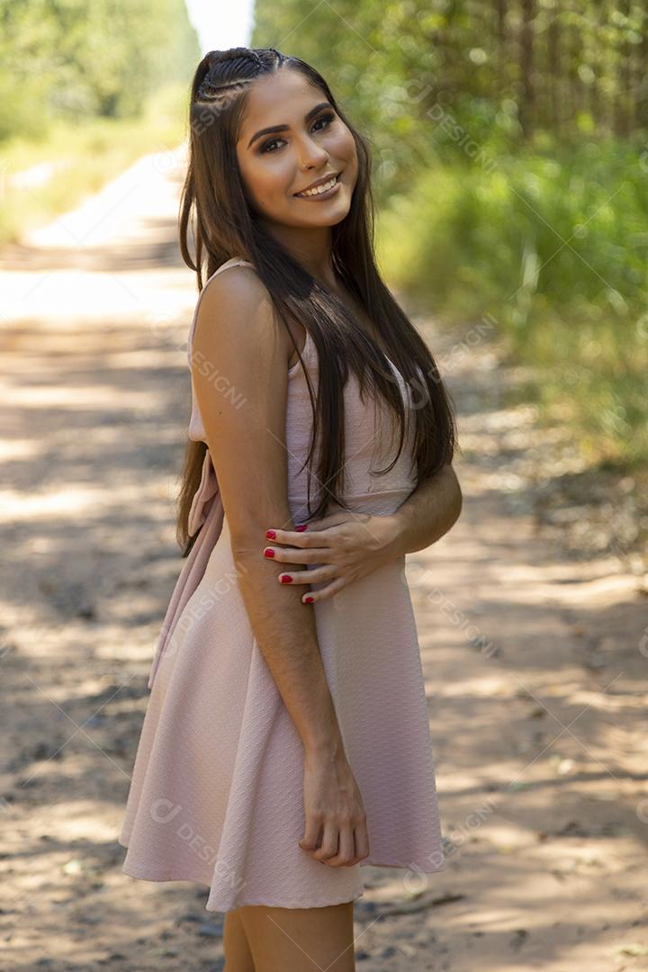 Linda menina morena posando em fotos na natureza