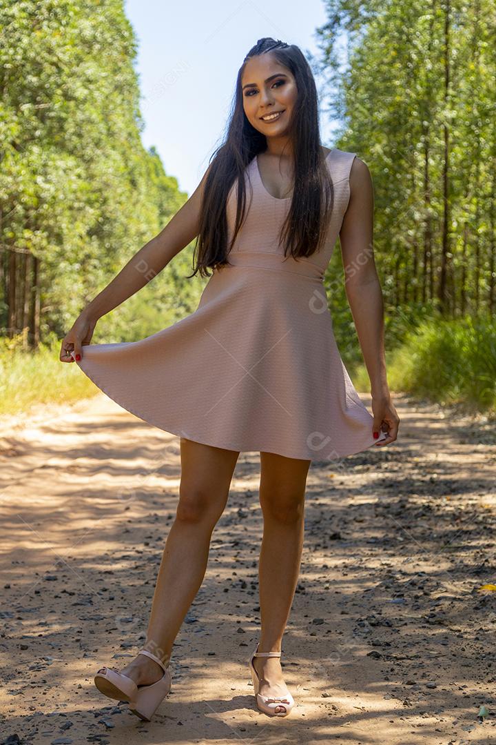 Linda menina morena posando em fotos na natureza