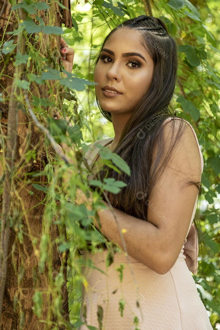 Linda menina morena posando em fotos na natureza