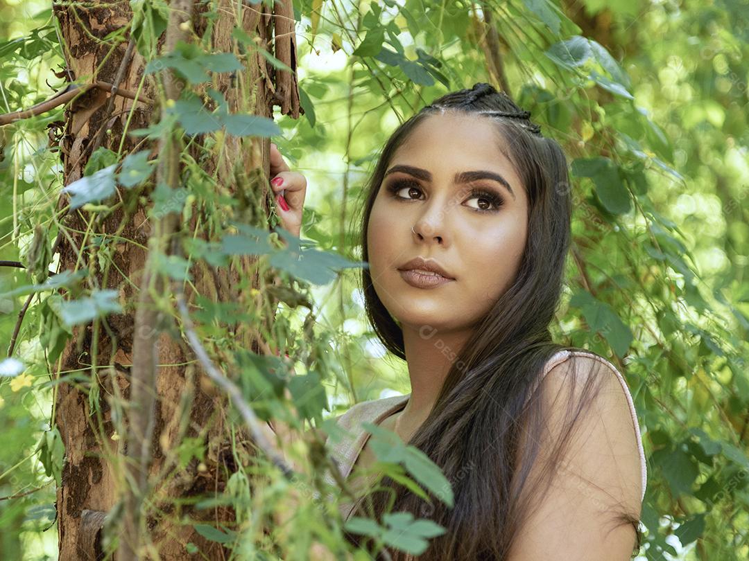 Linda menina morena posando em fotos na natureza