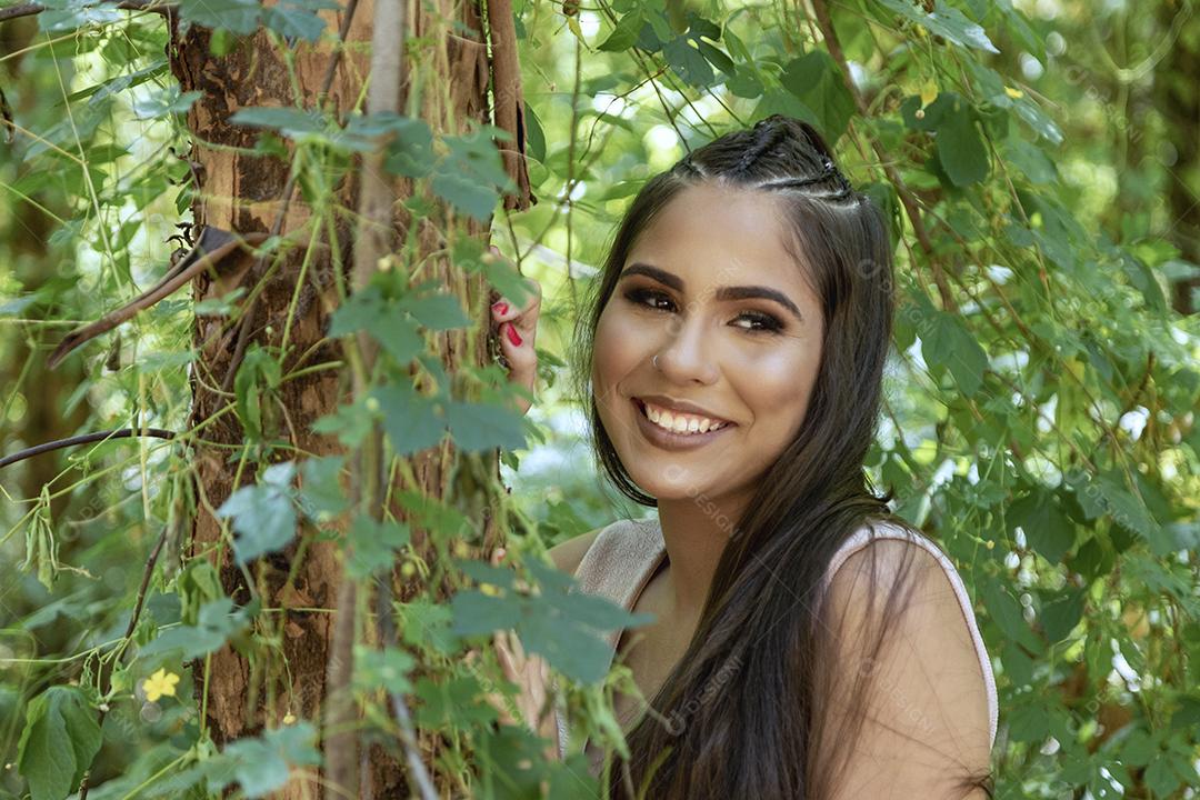 Linda menina morena posando em fotos na natureza