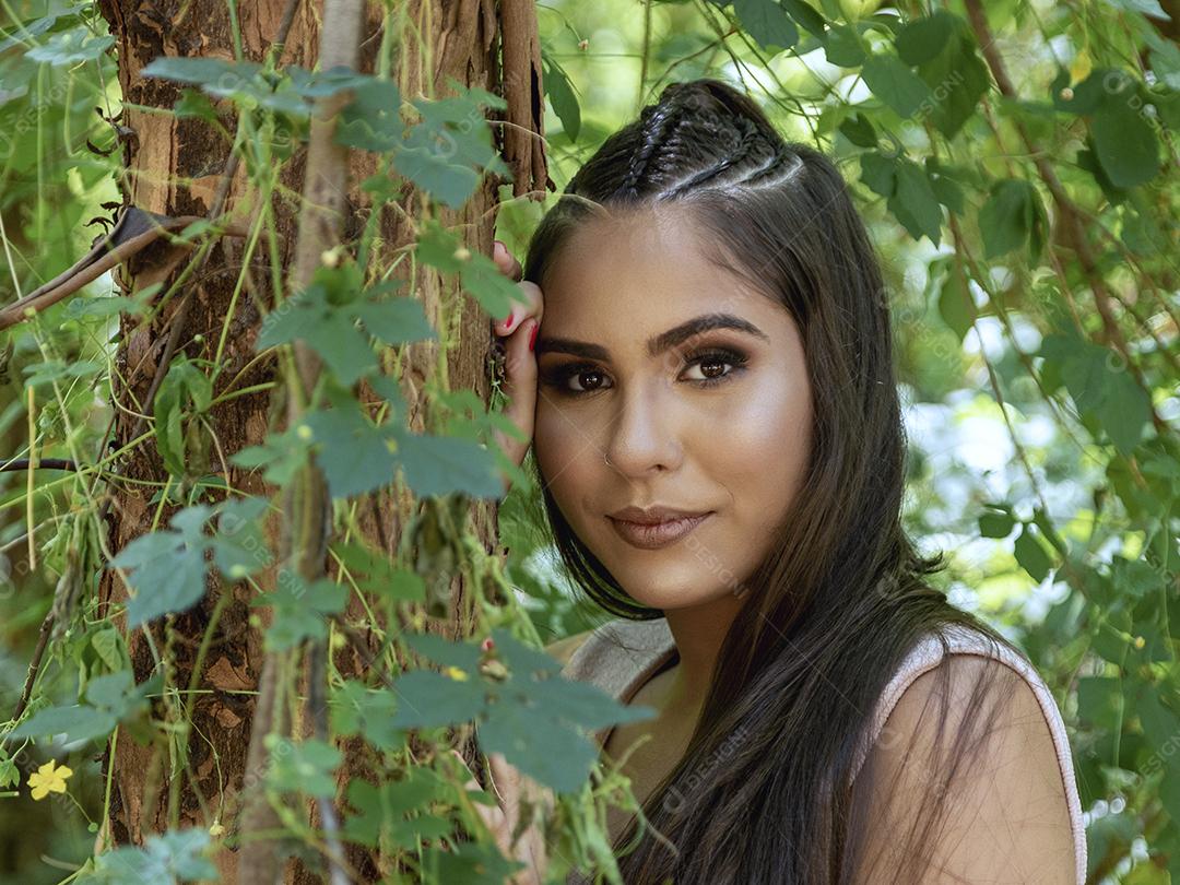 Linda menina morena posando em fotos na natureza