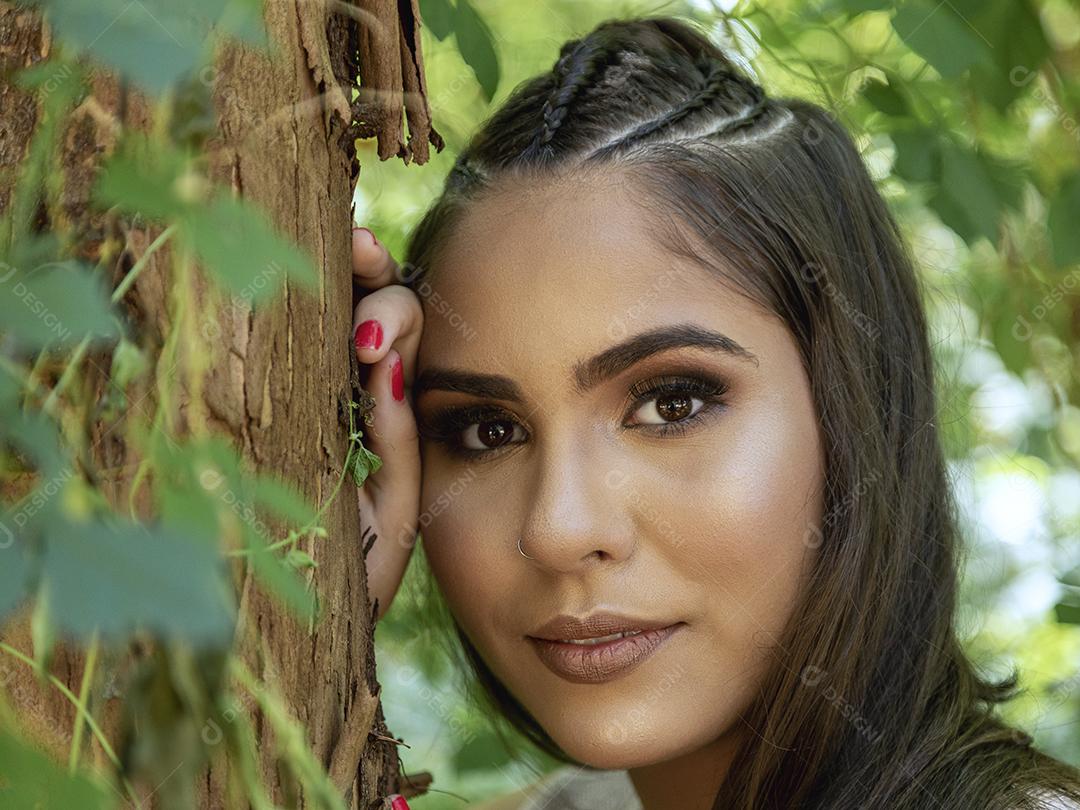 Linda menina morena posando em fotos na natureza