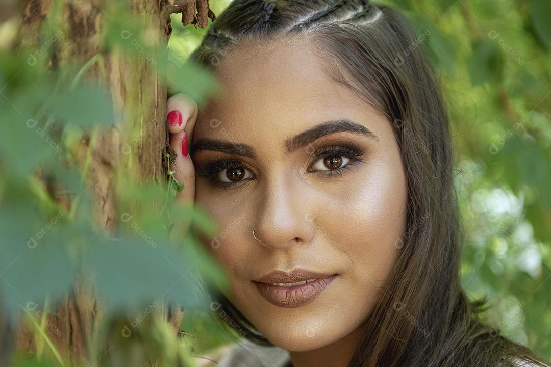 Linda menina morena posando em fotos na natureza