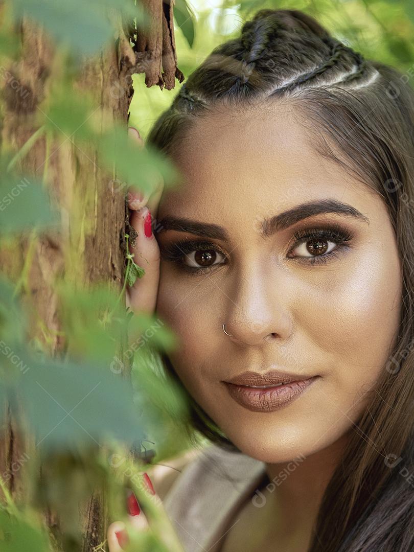 Linda menina morena posando em fotos na natureza