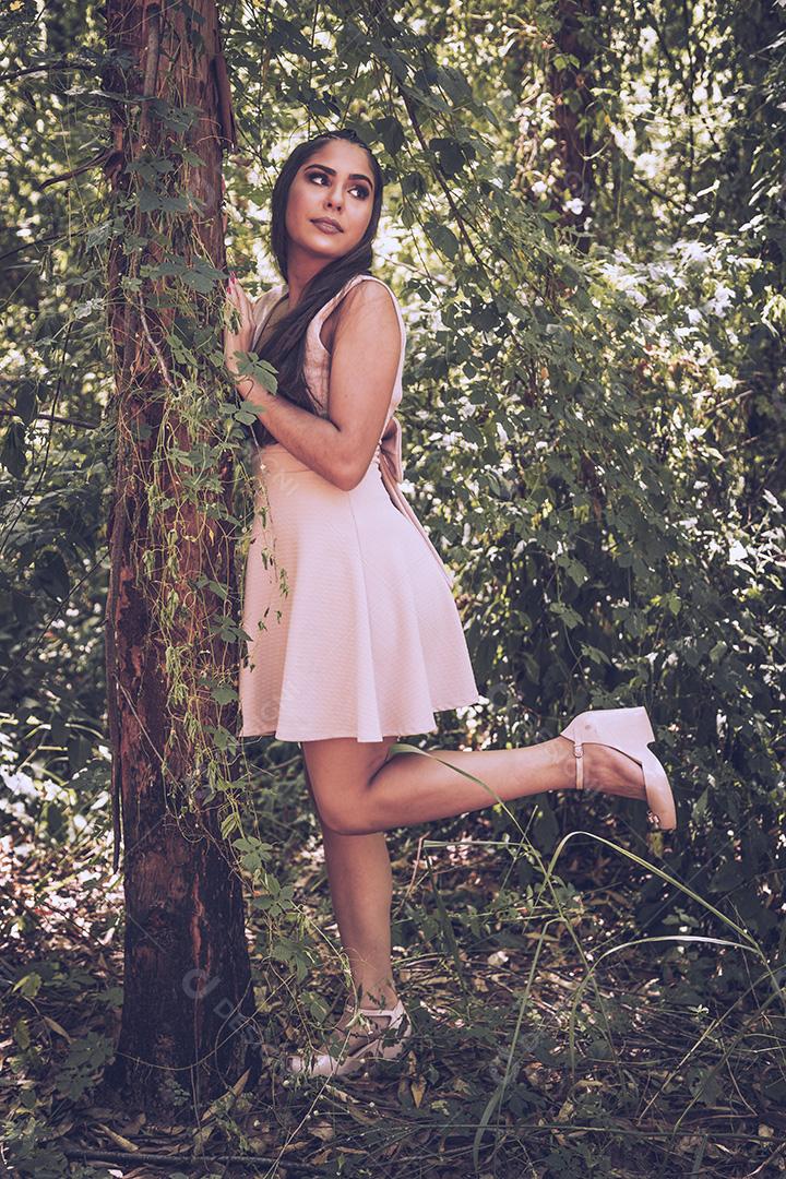 Linda menina morena posando em fotos na natureza