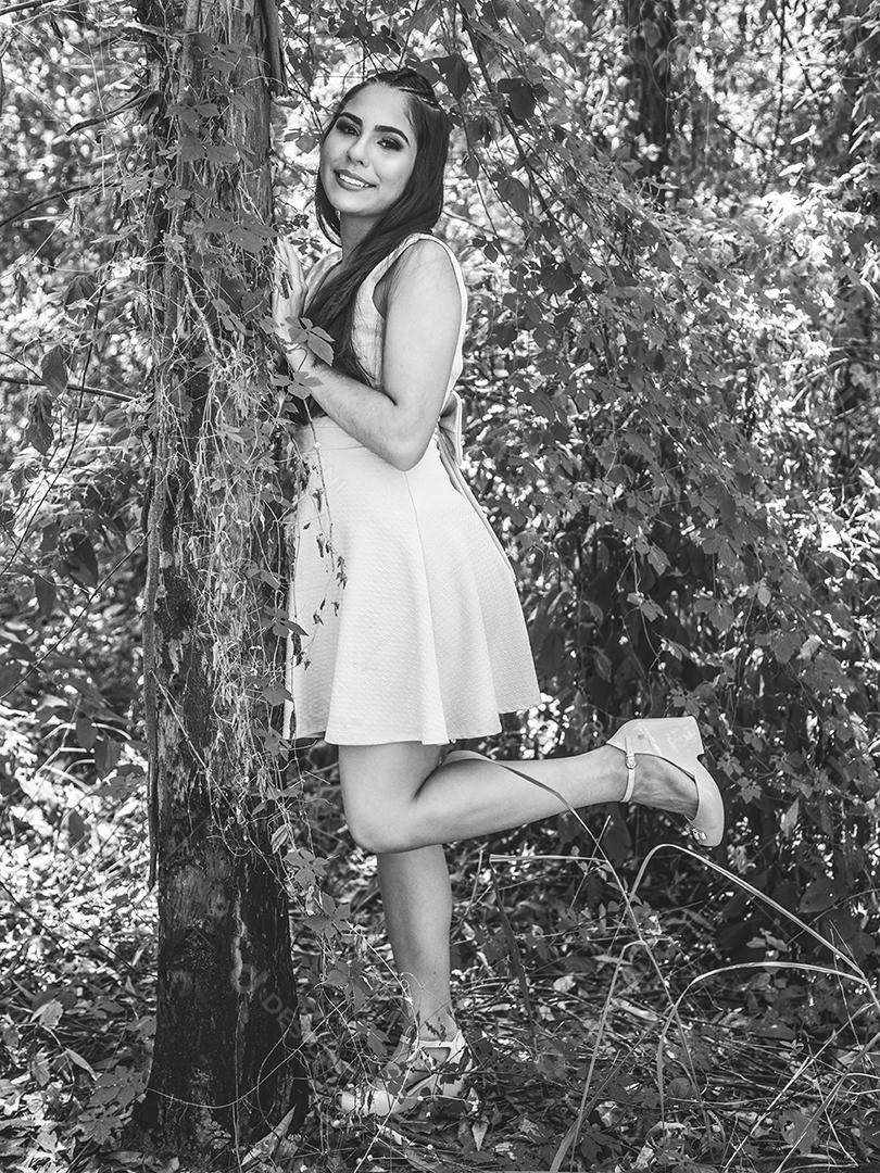 Linda menina morena posando em fotos na natureza