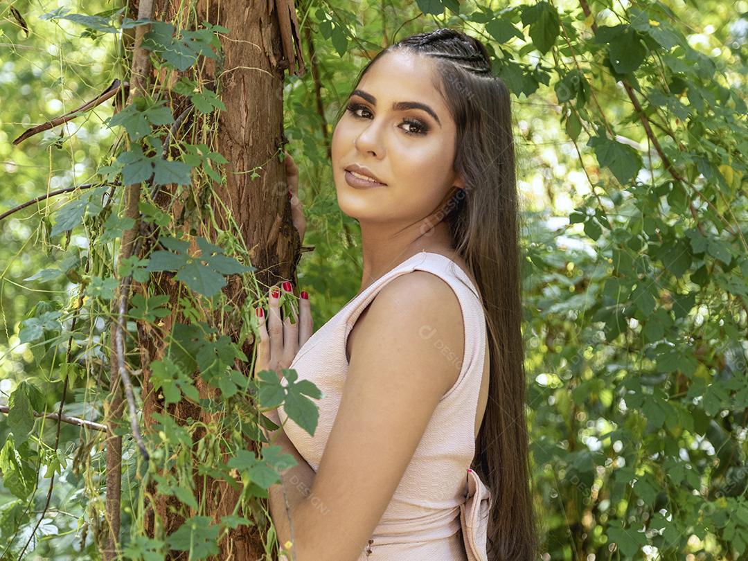 Linda menina morena posando em fotos na natureza