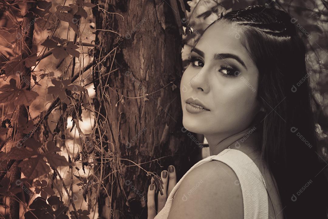 Linda menina morena posando em fotos na natureza