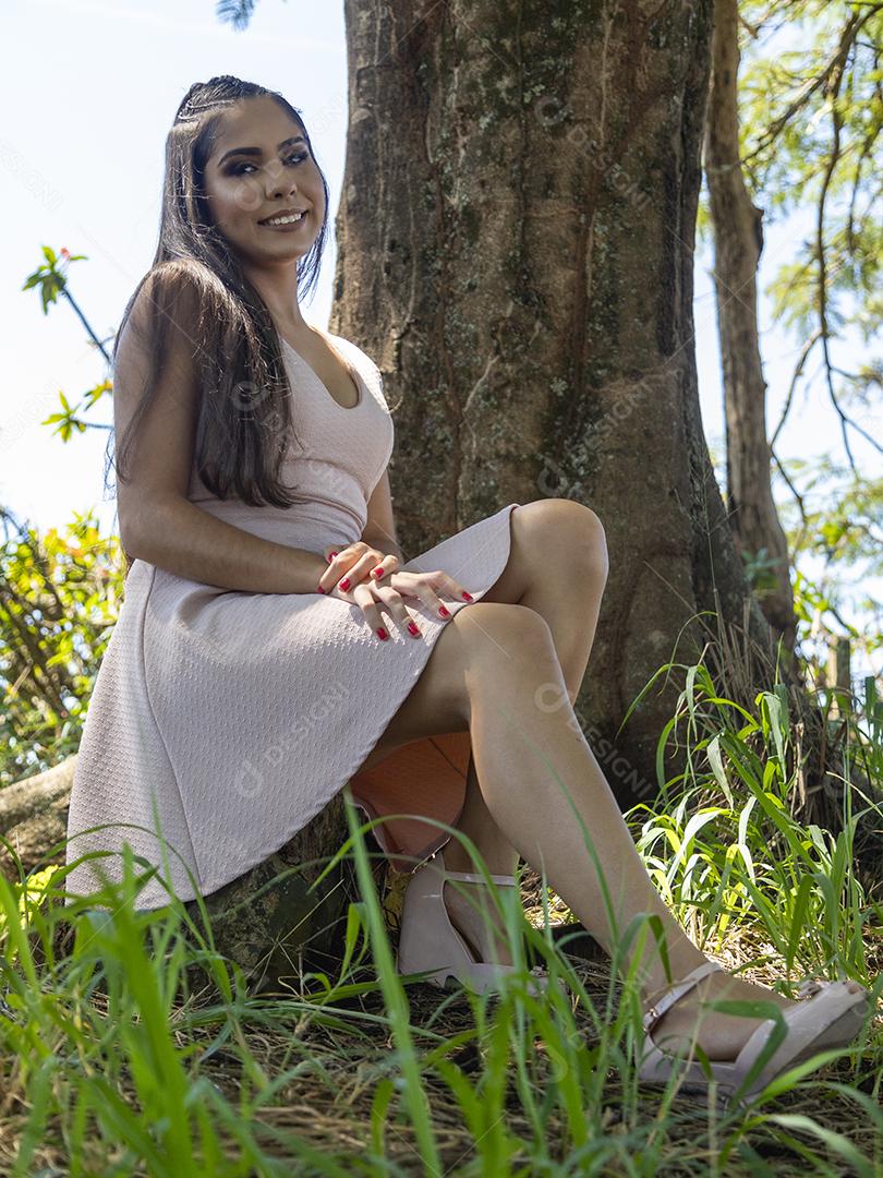 Linda menina morena posando em fotos na natureza