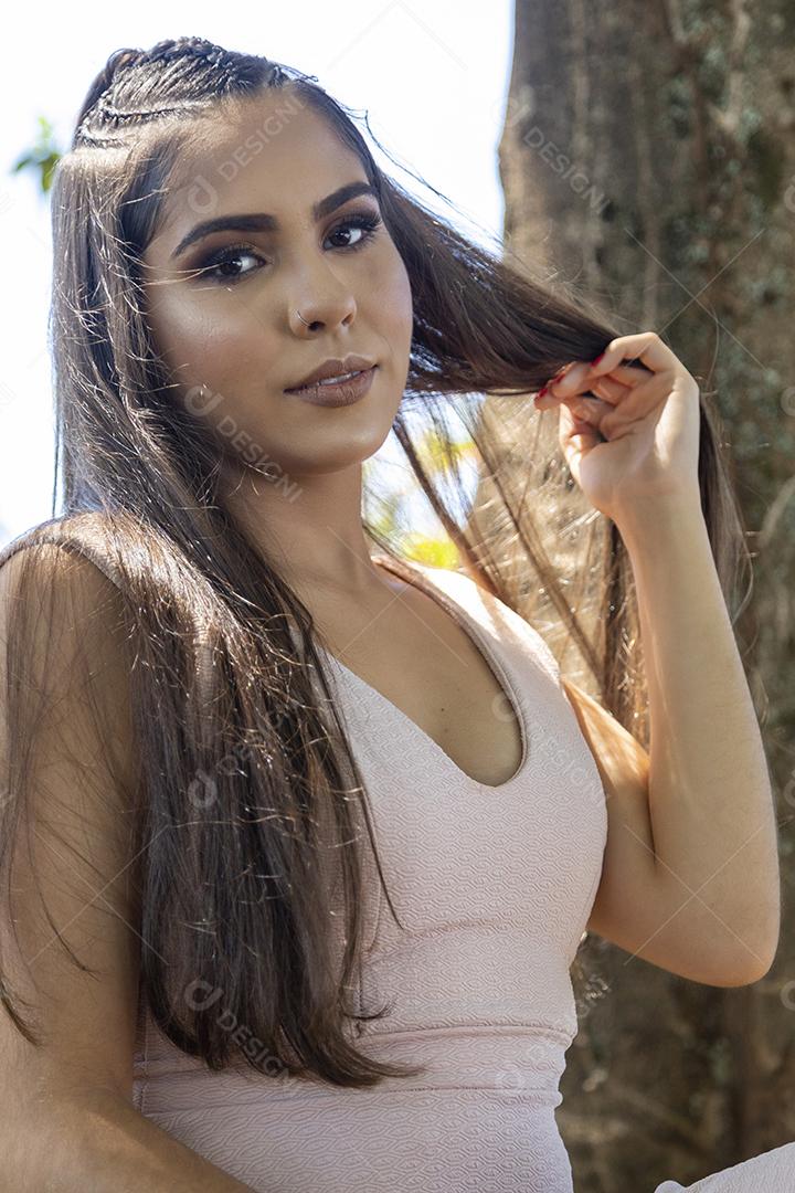 Linda menina morena posando em fotos na natureza