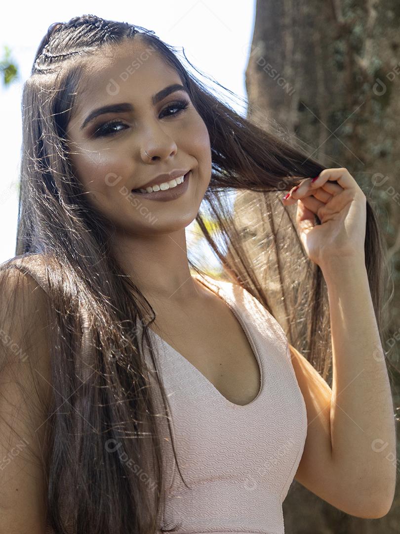 Linda menina morena posando em fotos na natureza