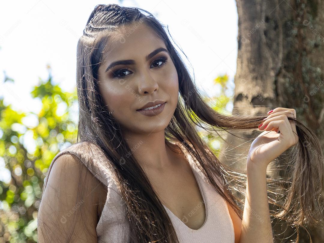 Linda menina morena posando em fotos na natureza