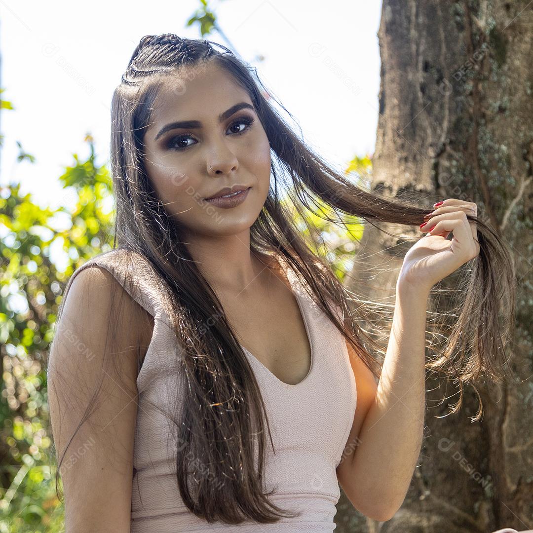 Linda menina morena posando em fotos na natureza