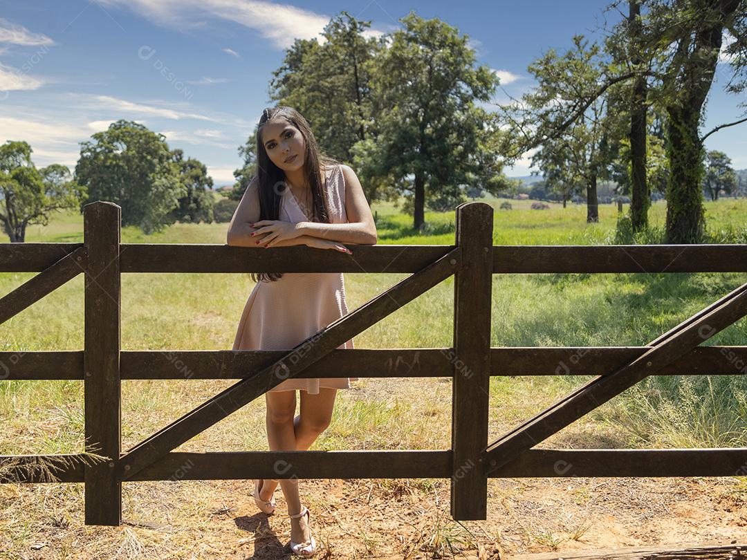 Linda menina morena posando em fotos na natureza