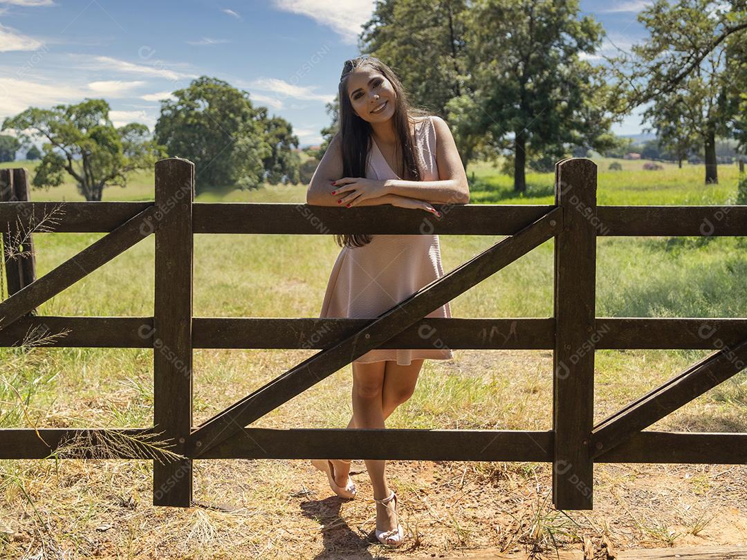 Linda menina morena posando em fotos na natureza