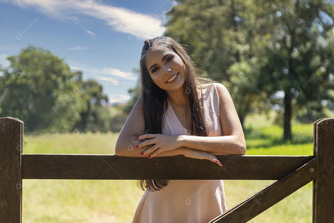 Linda menina morena posando em fotos na natureza