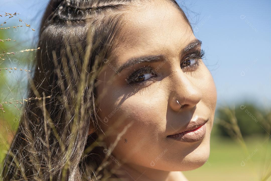 Linda menina morena posando em fotos na natureza