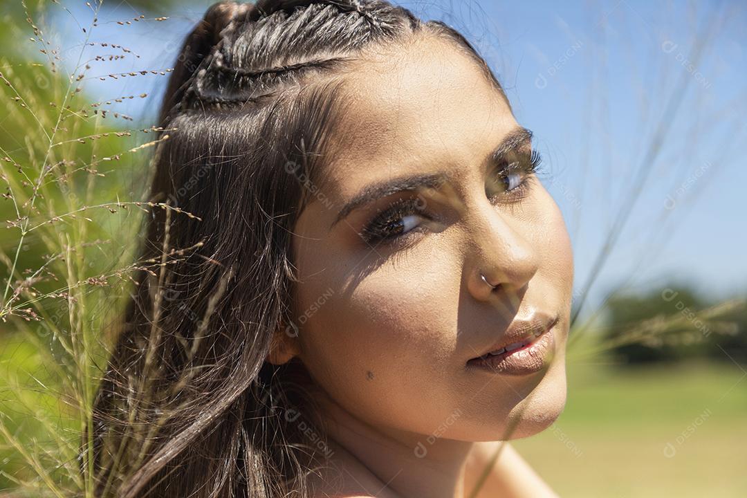 Linda menina morena posando em fotos na natureza