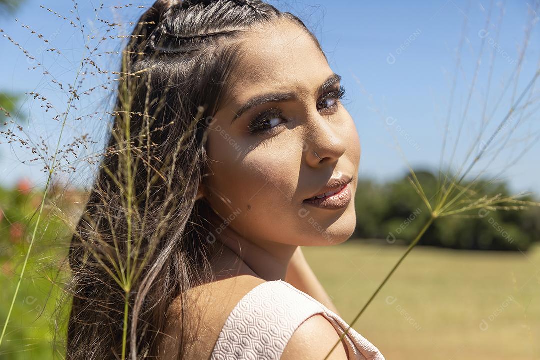 Linda menina morena posando em fotos na natureza