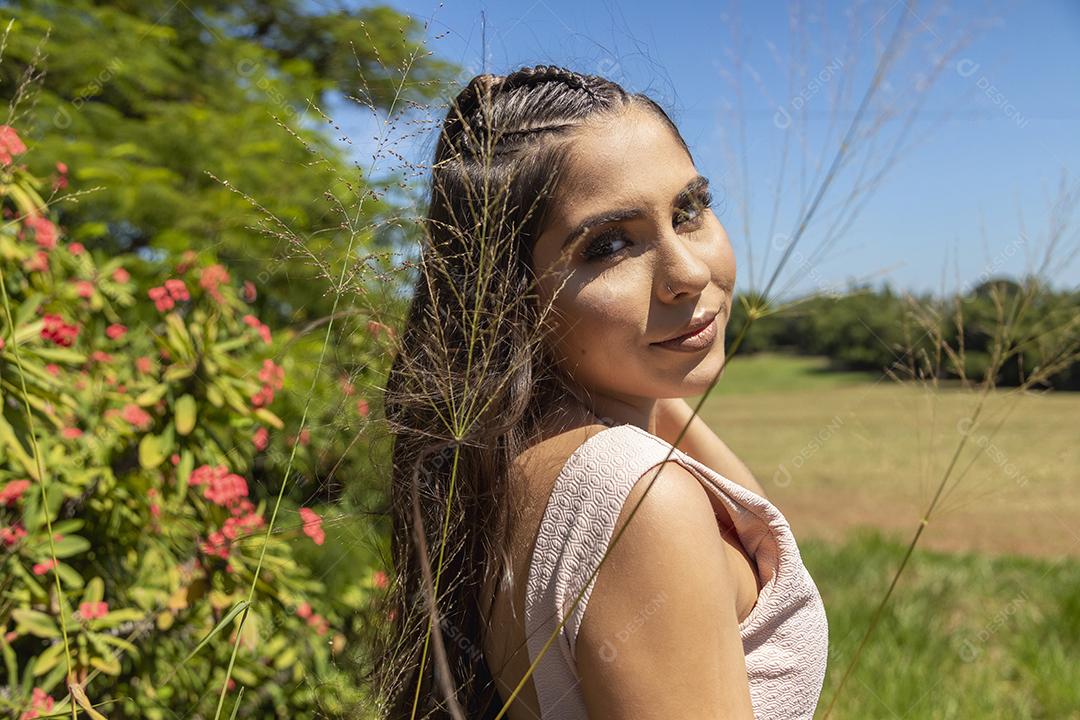 Linda menina morena posando em fotos na natureza